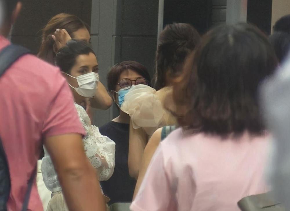 谢嘉怡|港姐赛后首聚会庆祝，谢嘉怡素颜露面，站在角落依旧抢风头