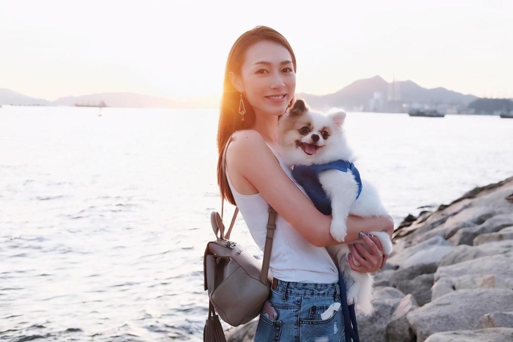 谢嘉怡|港姐赛后首聚会庆祝，谢嘉怡素颜露面，站在角落依旧抢风头