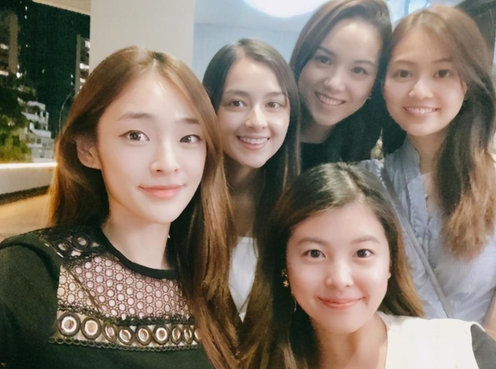 谢嘉怡|港姐赛后首聚会庆祝，谢嘉怡素颜露面，站在角落依旧抢风头