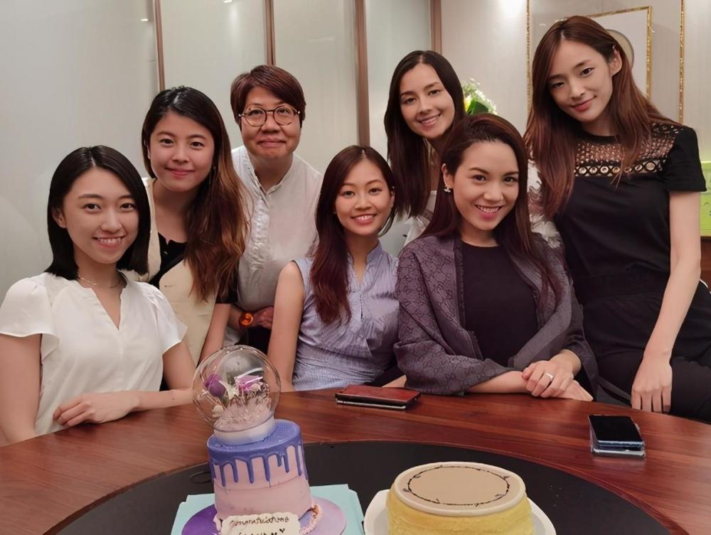 谢嘉怡|港姐赛后首聚会庆祝，谢嘉怡素颜露面，站在角落依旧抢风头