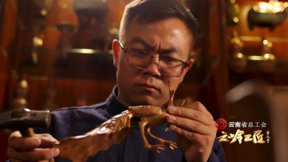 斑铜|“放到药水里，它就变出耀眼的金斑” 传了600年的手艺被他这么传下去