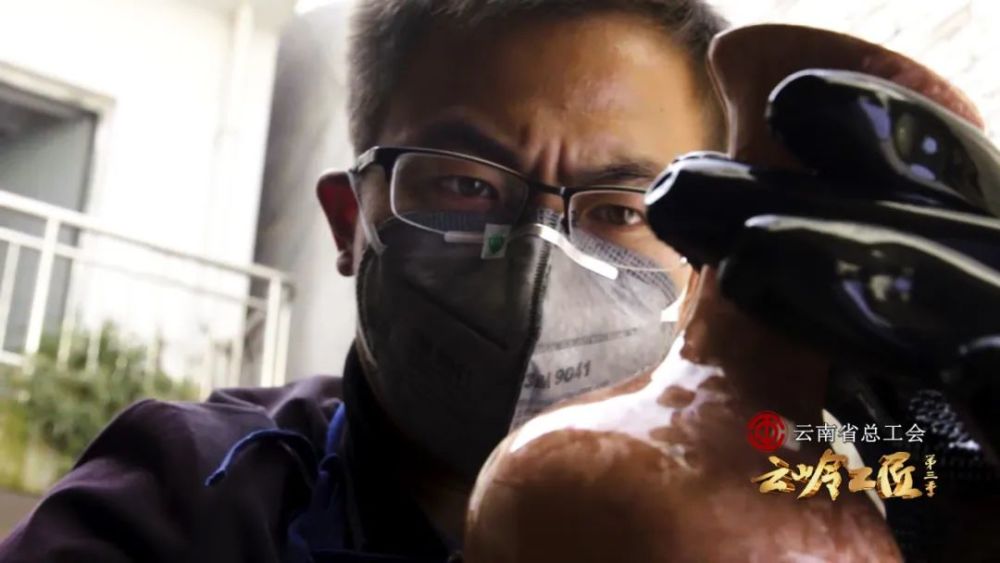 斑铜|“放到药水里，它就变出耀眼的金斑” 传了600年的手艺被他这么传下去