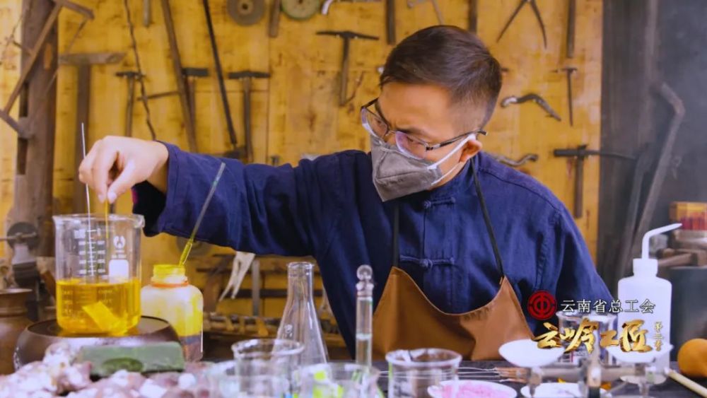 斑铜|“放到药水里，它就变出耀眼的金斑” 传了600年的手艺被他这么传下去