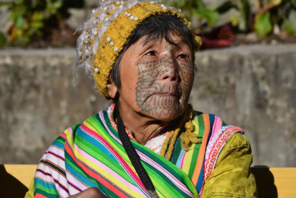 我們的鏡頭追隨著獨龍江兩岸的60名紋面婦女,又