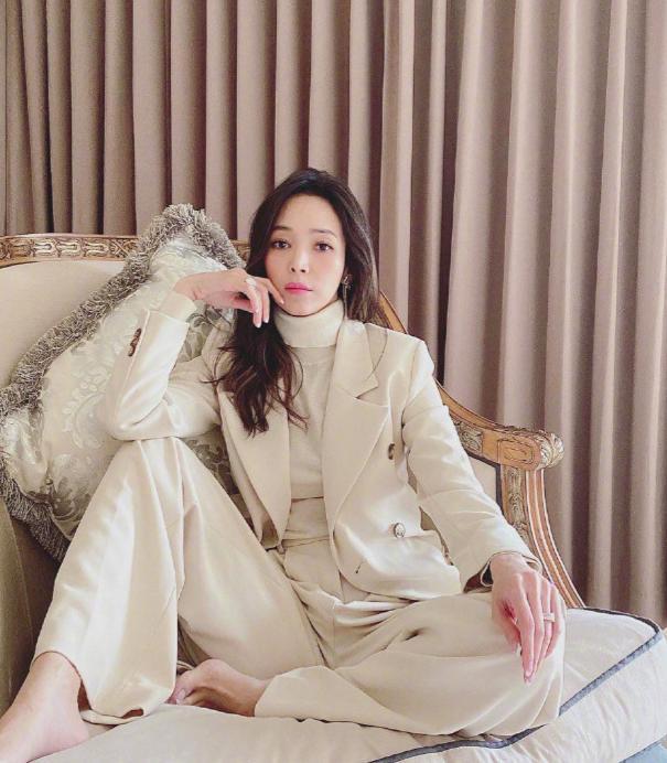 昆凌|天王嫂昆凌被指盗图？晒美照，拍摄者竟是老公周杰伦的前女友