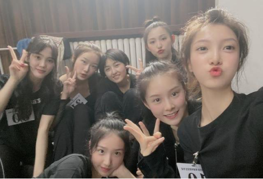 张子枫|张子枫长相太短板，与同学合影站C位都不起眼，头发还剪成小男生