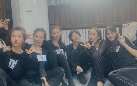 张子枫|张子枫长相太短板，与同学合影站C位都不起眼，头发还剪成小男生