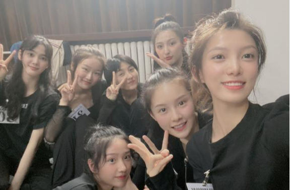 张子枫|张子枫长相太短板，与同学合影站C位都不起眼，头发还剪成小男生