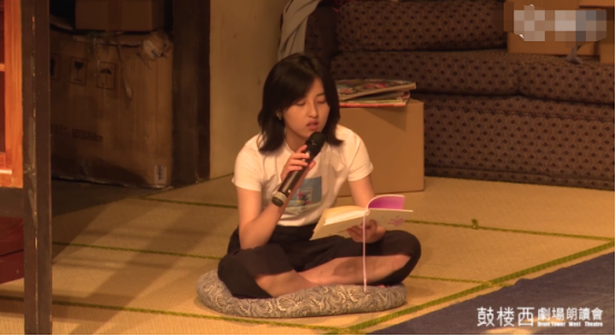 张子枫|张子枫长相太短板，与同学合影站C位都不起眼，头发还剪成小男生