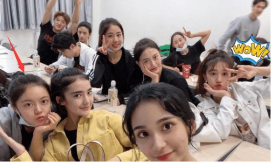 张子枫|张子枫长相太短板，与同学合影站C位都不起眼，头发还剪成小男生