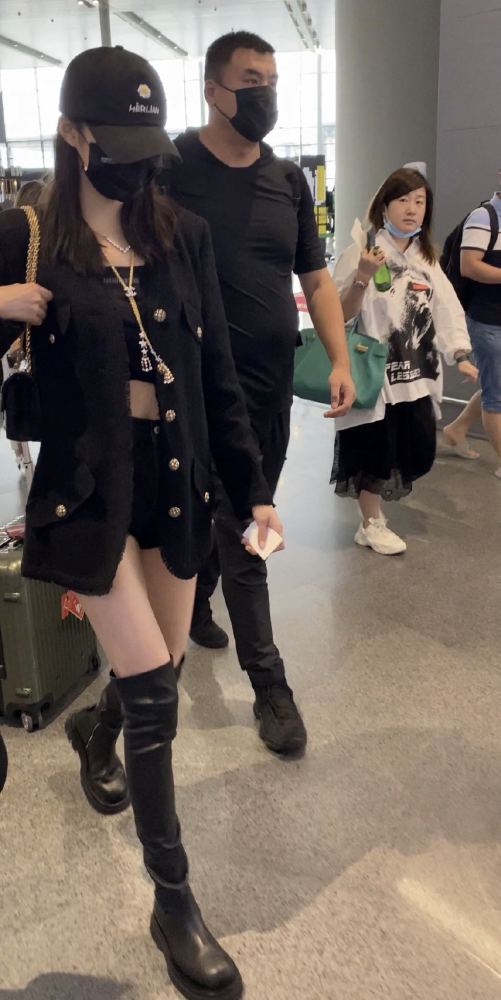 关晓彤|关晓彤不再执着于丝袜，穿软皮靴现身，靴筒一高一低太瘦了？
