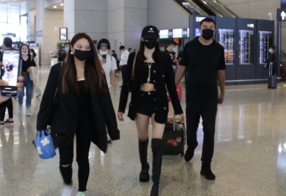 关晓彤|关晓彤不再执着于丝袜，穿软皮靴现身，靴筒一高一低太瘦了？