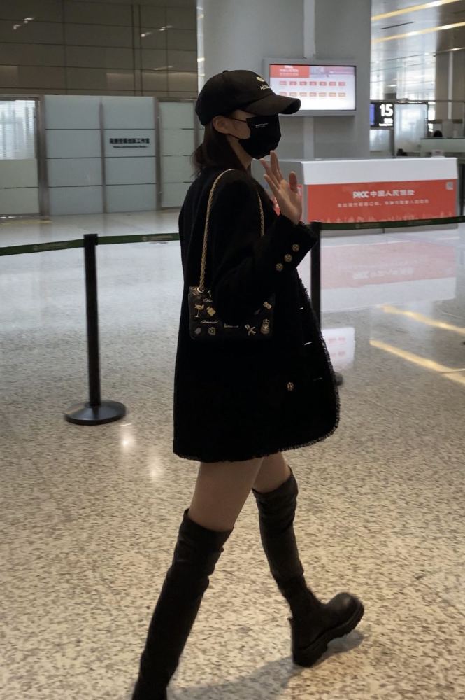 关晓彤|关晓彤不再执着于丝袜，穿软皮靴现身，靴筒一高一低太瘦了？