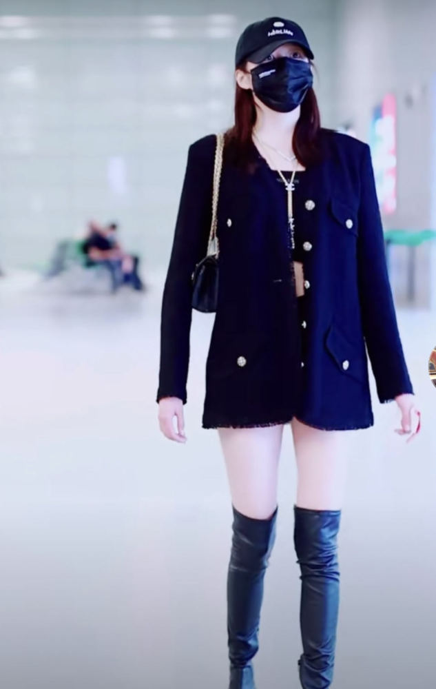 关晓彤|关晓彤不再执着于丝袜，穿软皮靴现身，靴筒一高一低太瘦了？