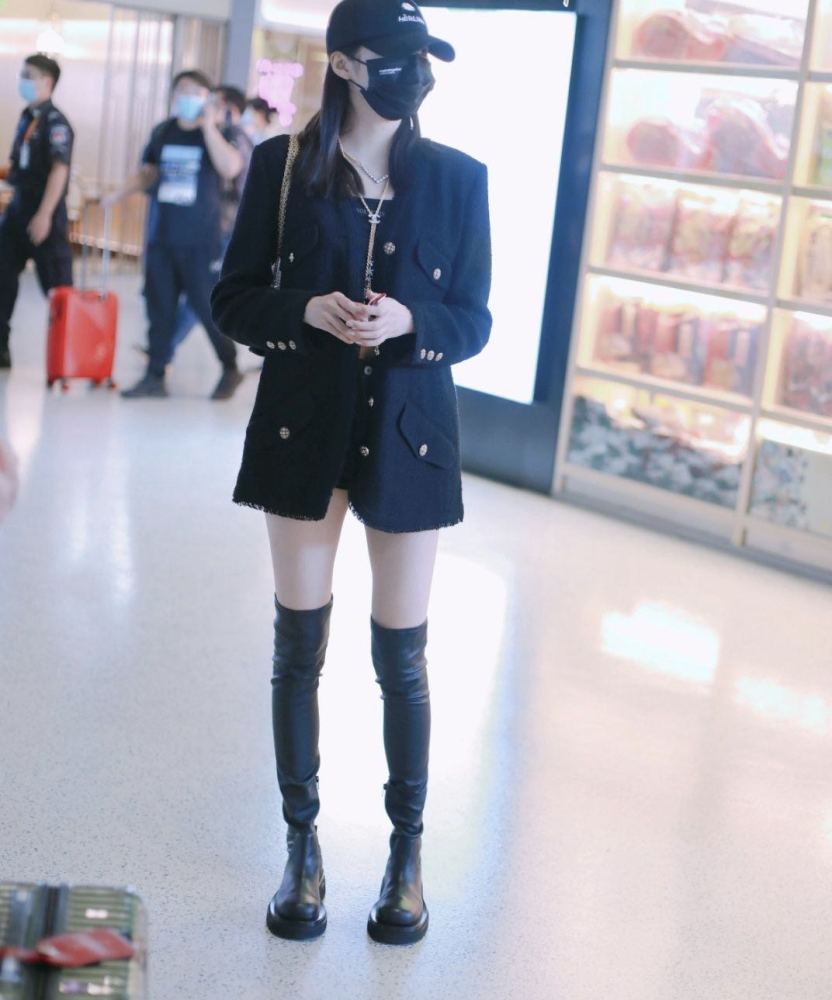 关晓彤|关晓彤不再执着于丝袜，穿软皮靴现身，靴筒一高一低太瘦了？