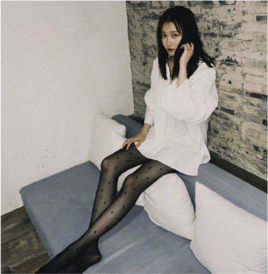关晓彤|关晓彤不再执着于丝袜，穿软皮靴现身，靴筒一高一低太瘦了？