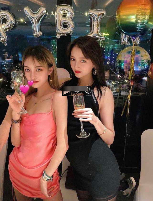 关晓彤|关晓彤不再执着于丝袜，穿软皮靴现身，靴筒一高一低太瘦了？