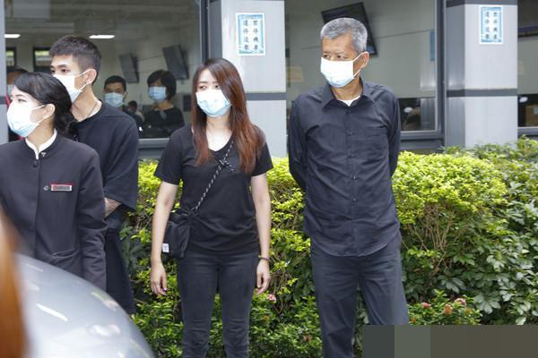 黄鸿升|杨丞琳和小鬼女友一同送挚爱火化，众人手牵手边哭边喊情绪崩溃