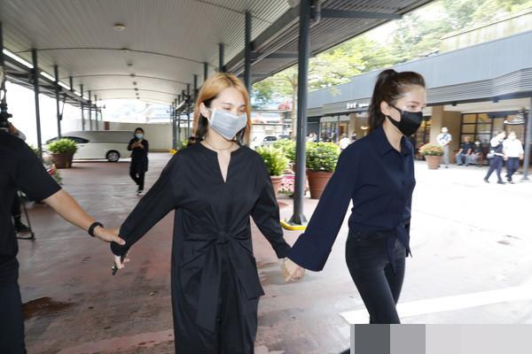 黄鸿升|杨丞琳和小鬼女友一同送挚爱火化，众人手牵手边哭边喊情绪崩溃