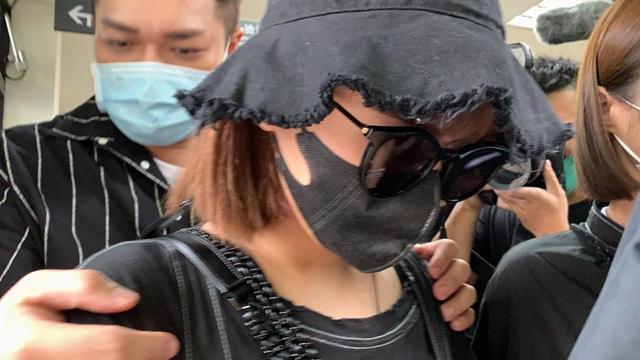 黄鸿升|杨丞琳和小鬼女友一同送挚爱火化，众人手牵手边哭边喊情绪崩溃