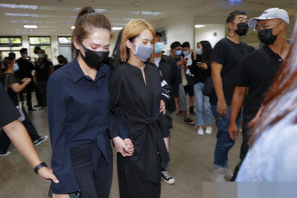 黄鸿升|杨丞琳和小鬼女友一同送挚爱火化，众人手牵手边哭边喊情绪崩溃