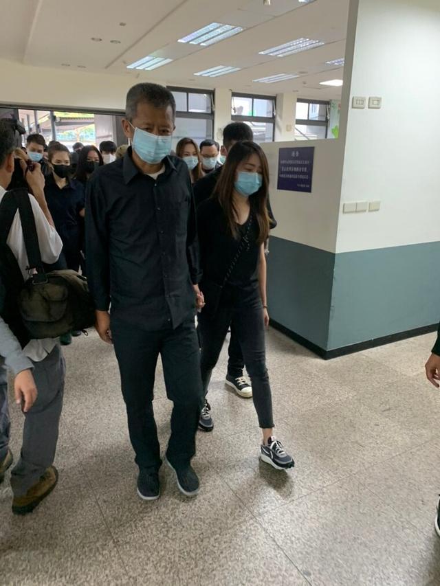 黄鸿升|杨丞琳和小鬼女友一同送挚爱火化，众人手牵手边哭边喊情绪崩溃