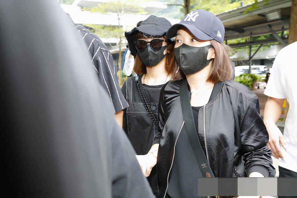 黄鸿升|杨丞琳和小鬼女友一同送挚爱火化，众人手牵手边哭边喊情绪崩溃