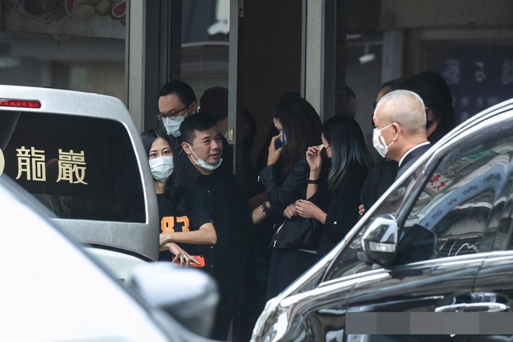 黄鸿升|杨丞琳和小鬼女友一同送挚爱火化，众人手牵手边哭边喊情绪崩溃