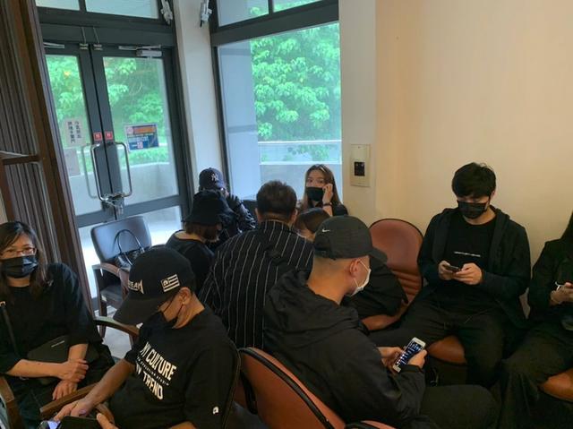 黄鸿升|杨丞琳和小鬼女友一同送挚爱火化，众人手牵手边哭边喊情绪崩溃