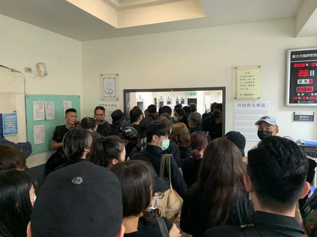 黄鸿升|杨丞琳和小鬼女友一同送挚爱火化，众人手牵手边哭边喊情绪崩溃