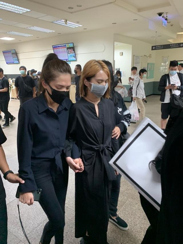 黄鸿升|杨丞琳和小鬼女友一同送挚爱火化，众人手牵手边哭边喊情绪崩溃