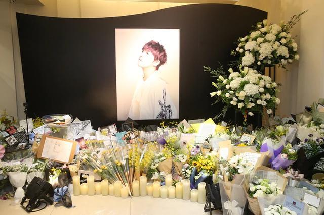 黄鸿升|杨丞琳和小鬼女友一同送挚爱火化，众人手牵手边哭边喊情绪崩溃