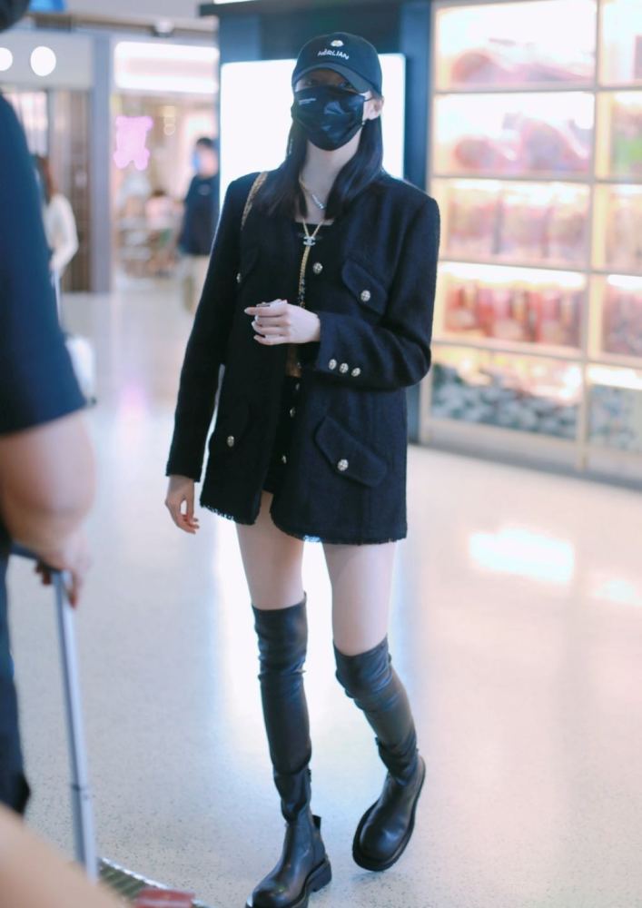 关晓彤|关晓彤不再执着于丝袜，穿软皮靴现身，靴筒一高一低太瘦了？