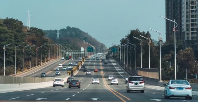全国首创高速公路免费拖车 果然是高度人性化的省 高速公路 条例