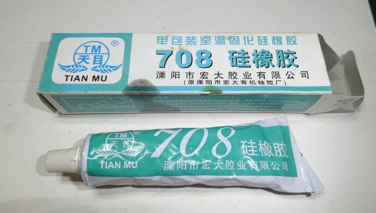 第一种是708硅橡胶:这种胶水基本没有流动性,固化时间长,我一般用来