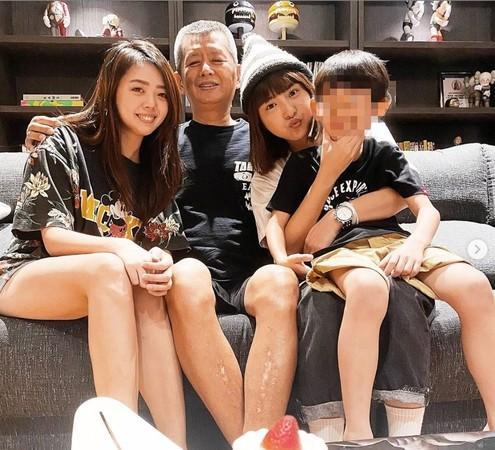 黄鸿升|黄鸿升遗体由白色灵车拉往火葬场，60岁父亲差点哭晕在现场