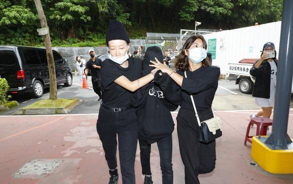 黄鸿升|黄鸿升遗体由白色灵车拉往火葬场，60岁父亲差点哭晕在现场