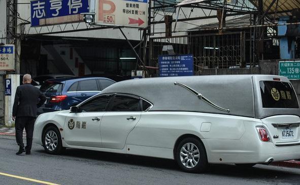 黄鸿升|黄鸿升遗体由白色灵车拉往火葬场，60岁父亲差点哭晕在现场
