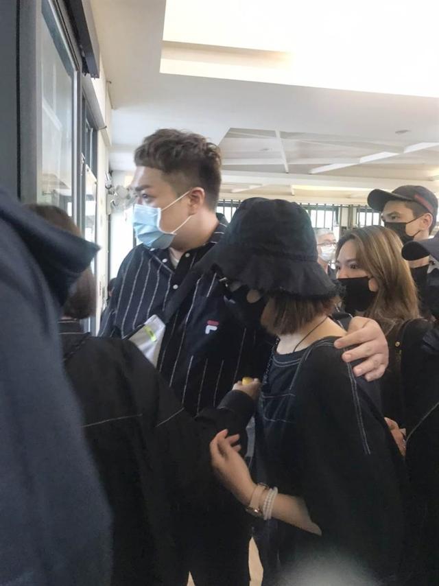 黄鸿升|黄鸿升遗体由白色灵车拉往火葬场，60岁父亲差点哭晕在现场