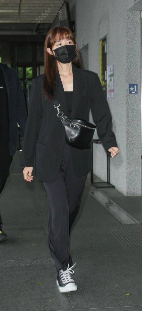 黄鸿升|黄鸿升遗体由白色灵车拉往火葬场，60岁父亲差点哭晕在现场