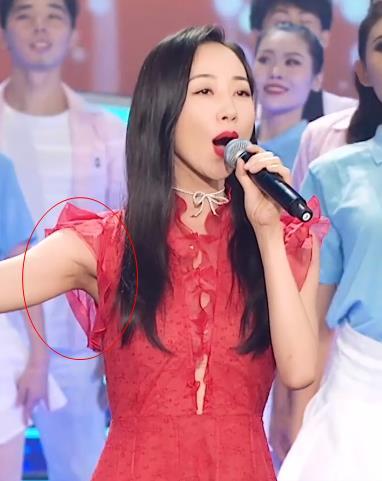 韩雪演出没涂粉?无袖"中国红"纱裙御姐范十足,腋窝肤色却发黑