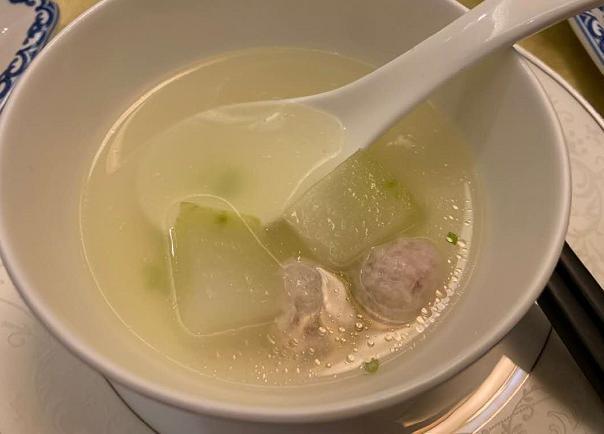 刘谦|刘谦娇妻宫廷饭馆因难吃上热搜，菜品单调不入眼，两人消费要上千