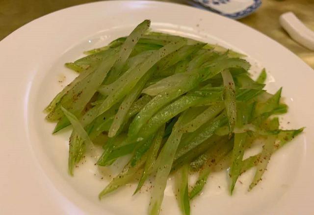 刘谦|刘谦娇妻宫廷饭馆因难吃上热搜，菜品单调不入眼，两人消费要上千