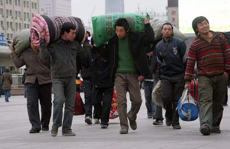 农村小伙打工一年仅剩5万,回村养猪发家致富,这条路如何走?_腾讯新闻