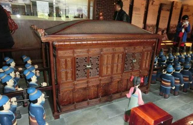 张居正所乘轿子三十二个轿夫抬,轿内客卧套间,一厨一卫,两名小僮在内