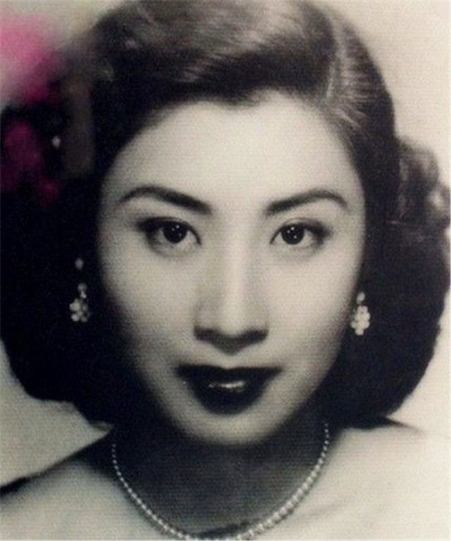 周作人和家人的留影,鲁迅母亲鲁瑞(前排中),前排右为周作人妻羽太信子