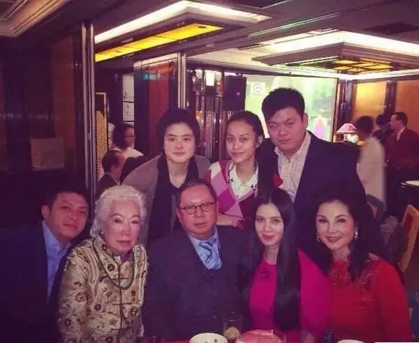 寰亚|港版卡戴珊家族？活在娱乐版的寰亚三姐妹