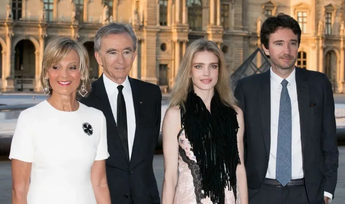 lv集团|怒甩王室前夫，带5个娃嫁入世界首富家，“战斗民族”又出传奇！