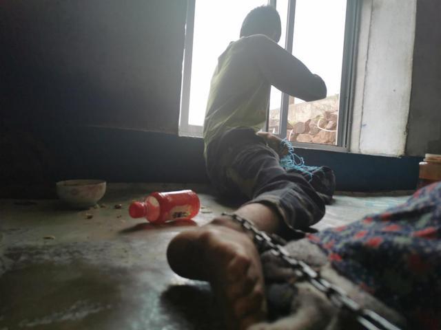 男孩因病被铁链锁住,每天只能望向窗外,奶奶:他妈说没生过他