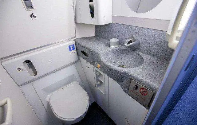 厕所|飞机上的排泄物，一般都是怎么处理的？说出来你都不敢相信